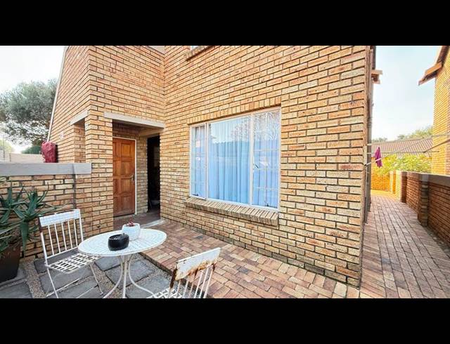 2 BEDROOM APARTMENT FOR SALE IN HEUWELSIG ESTATE